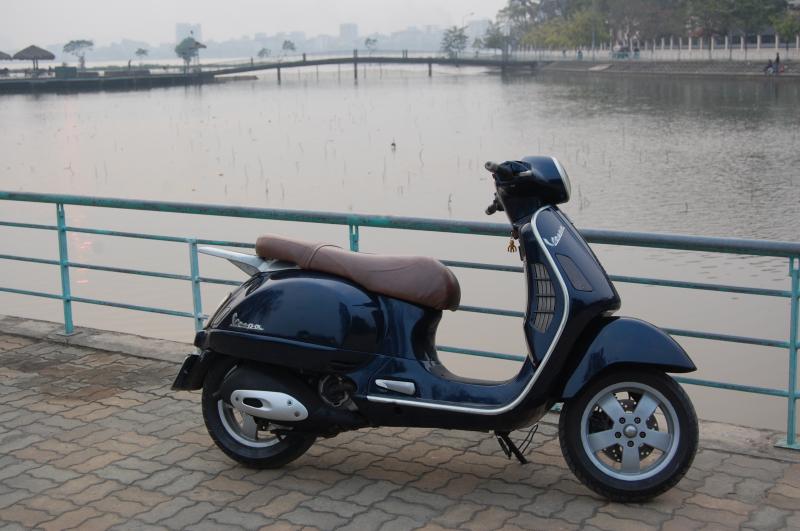 vespa gt 125 blue ho tay hanoi 53764.jpg